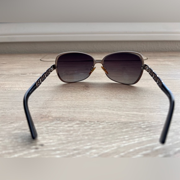 Fendi Black Sunglasses with Sleek Design - Picture 4 of 8